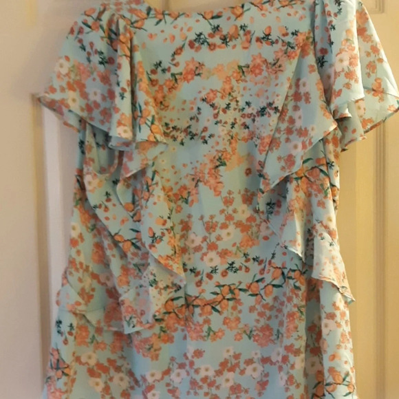 Cute floral work top. - Picture 2 of 4